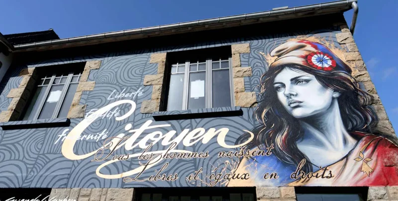 Mur nu avant la réalisation d'une fresque murale à Plouharnel, dans le Morbihan.